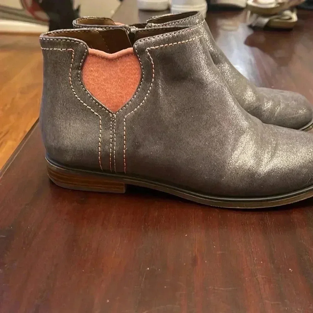 Love brand silver and pink ankle boots size 13